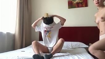 O Momento Íntimo De Um Casal Chinês Em Um Quarto De Hotel
