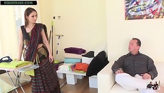 O Sari De Kaamwali Bai Expõe Sua Bunda Grande E Recebe Penetração Anal