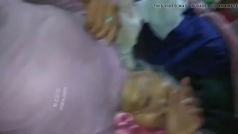 Çinli Olgun Kadın Anal Oyunun Tadını Çıkarıyor