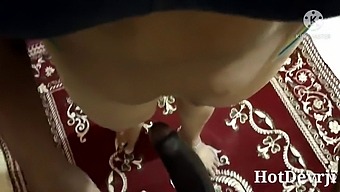 Hintli Olgun Kadın, Genç Adamı Elleriyle Zevklendiriyor
