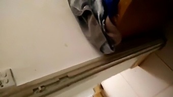 Uma Avó Chinesa Goza Dentro Em Um Vídeo Em Hd.