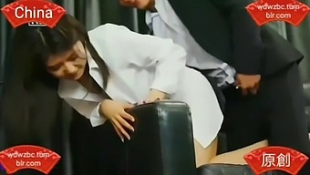 Modelo Chinesa Faz Um Footjob E Uma Punheta Em Um Buraco De Glória