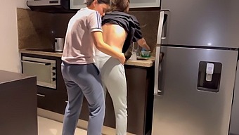Istri Yang Terangsang Mendapat Penetrasi Yang Ganas Di Dapur Saat Melakukan Pekerjaan Rumah Tangga