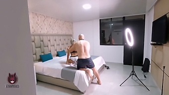 Ele Secretamente Me Filma Enquanto Eu Poso Para Fotos.
