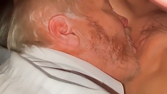 Biseksüel Erkek, Olgun Bir Kadınla Üçlüye Katılıyor