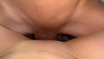 Minha Colega De Quarto Alegrou Meu Dia Com Um Dildo Russo Para Brincadeiras Anais Intensas
