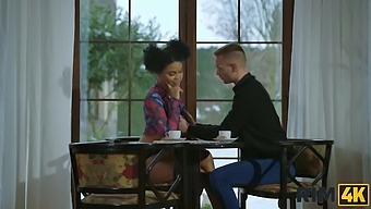 Medrasni Zmenki Se Spremenijo V Vročo Analno Lizanje