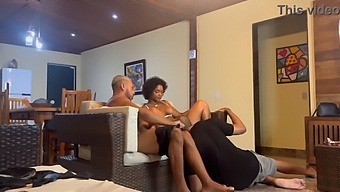 Uma Jovem Descobre Um Encontro Secreto Entre Mim E Meu Amigo.