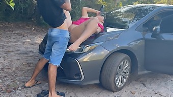 Público Por Trás Com Uma Latina Peituda Que Adora Comer