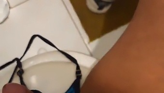 A Mãe Do Meu Melhor Amigo Me Descobre Me Dando Prazer Com Sua Roupa Íntima, Se Envolvendo Em Sexo Oral Até Eu Gozar Em Sua Boca (Parte 1)